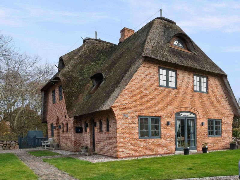 Friesische Eleganz in bester Lage – Stilvolle Reetdachhaushälfte mit großem Garten in List